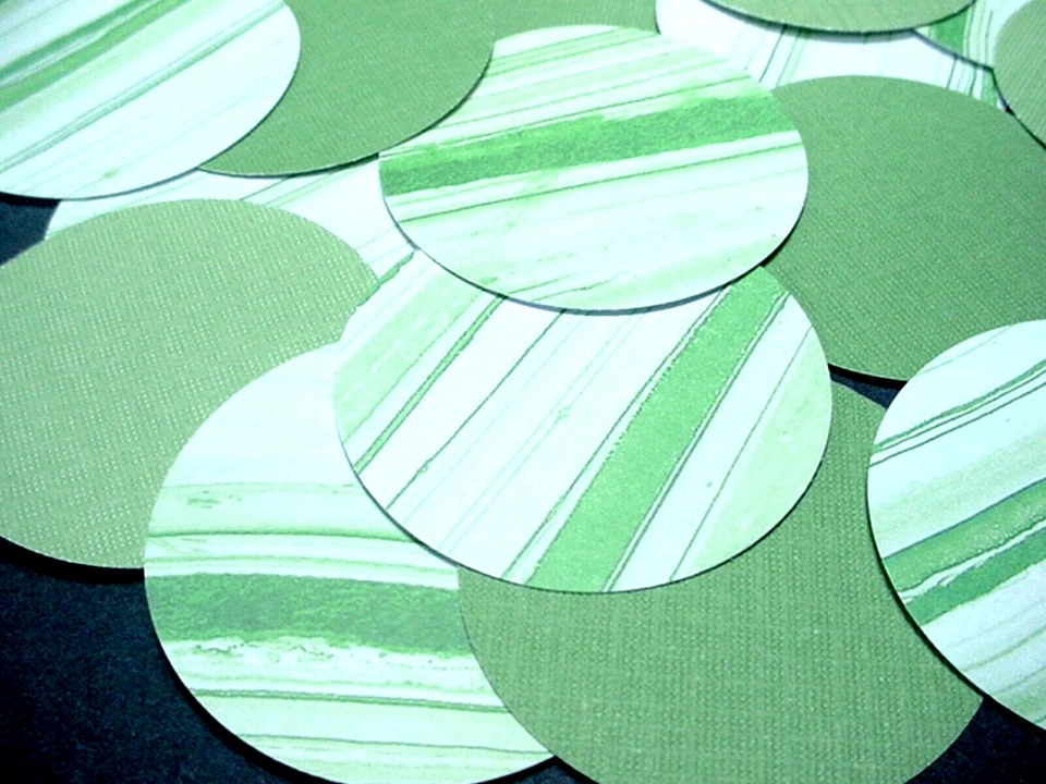 4 DOCENAS DE RECORTES CIRCULARES 2" FORMAS DE PUNTOS VERDES Y BLANCOS TROQUELADOS Foto 2 de 2