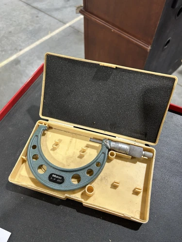 3-4" Mitutoyo micrometer with case .001 ratchet stop carbide face