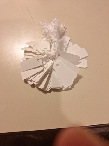 Circa 65 etichette merce con stringa ottime per gioielli 1,0625" X 0,375" - Foto 1 di 7