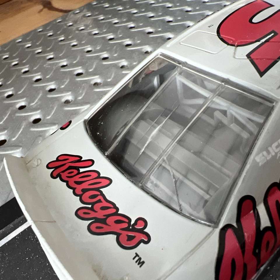 1996 Racing Champions 1:24 NASCAR Terry Lebonte Kellogg's #5 Car -damaged Window - Image 4 of 4