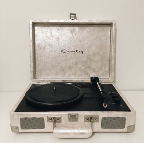  Urban Outfitters Crosley Record Player Bluetooth Metallic Gray Silver Rose NIB - Afbeelding 1 van 9