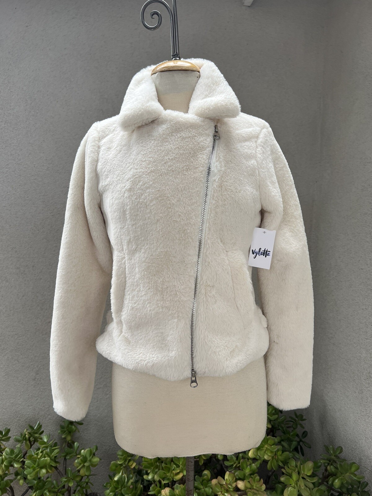 Vylette off white fuzzy jacket Small lined pockets - image 4