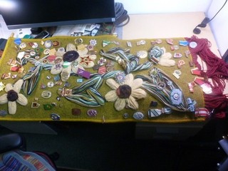 DDR/NVA/Volksmarine 1 Wandteppich voller Orden Abzeichen usw. ca 60 70 Stck.