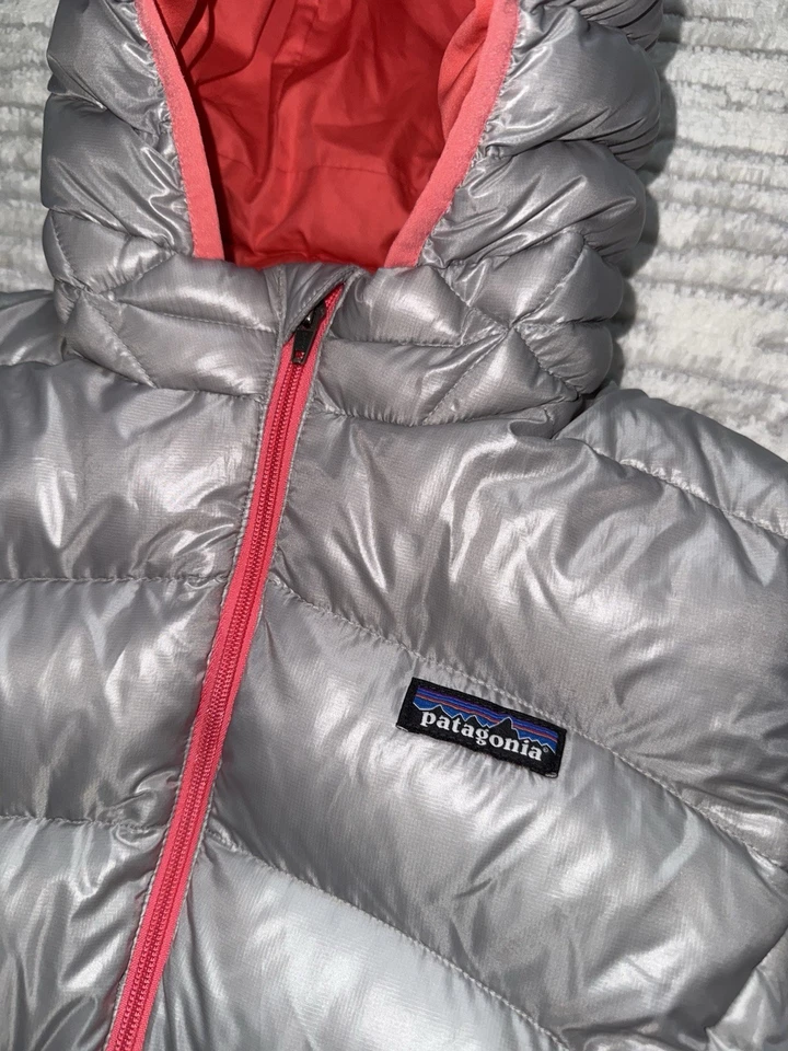 Niñas Grande 12 Patagonia Plateado/Gris Plumón Alto Loft Puffer Chaqueta Con Capucha Foto 2 de 4
