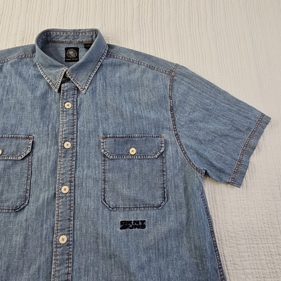 Camisa polo vintage DKNY de mezclilla con botones para hombre grande de una sola puntada bordada usada en excelente estado Foto 3 de 4
