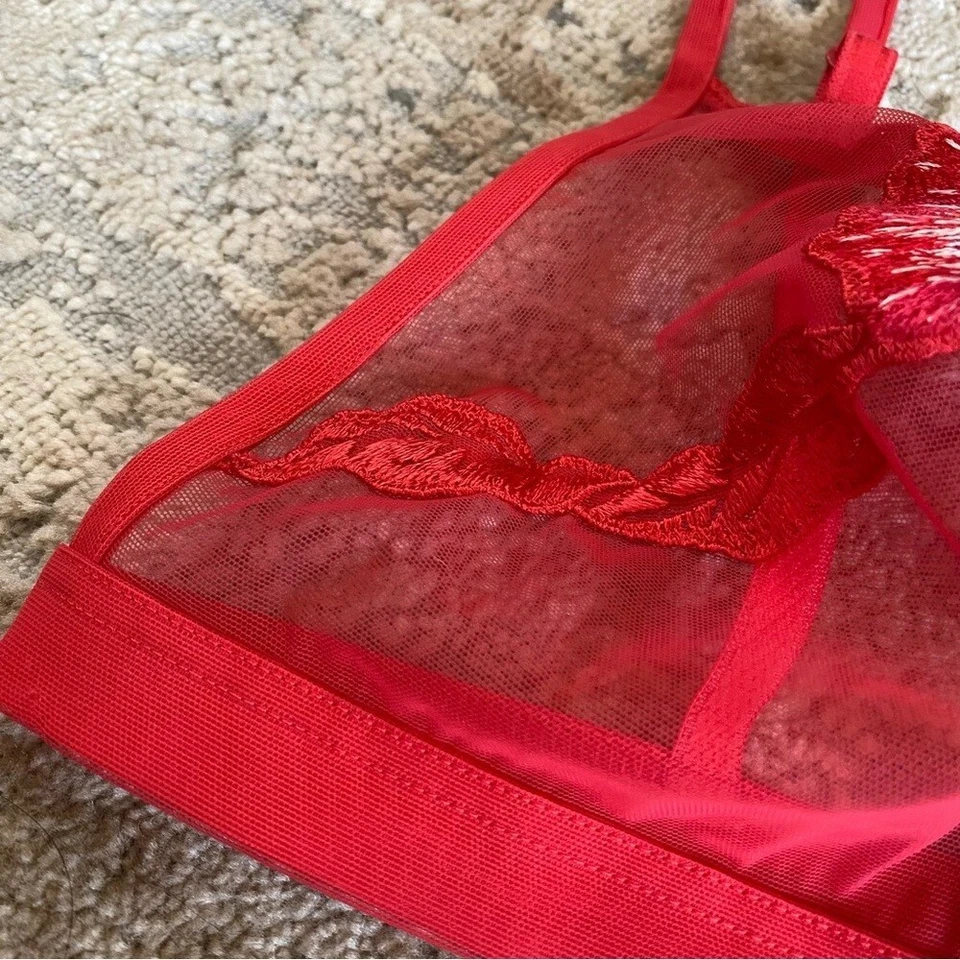 Sujetador inalámbrico Malizia by La Perla vintage de encaje transparente rojo bordado floral: 4/38 Foto 3 de 4