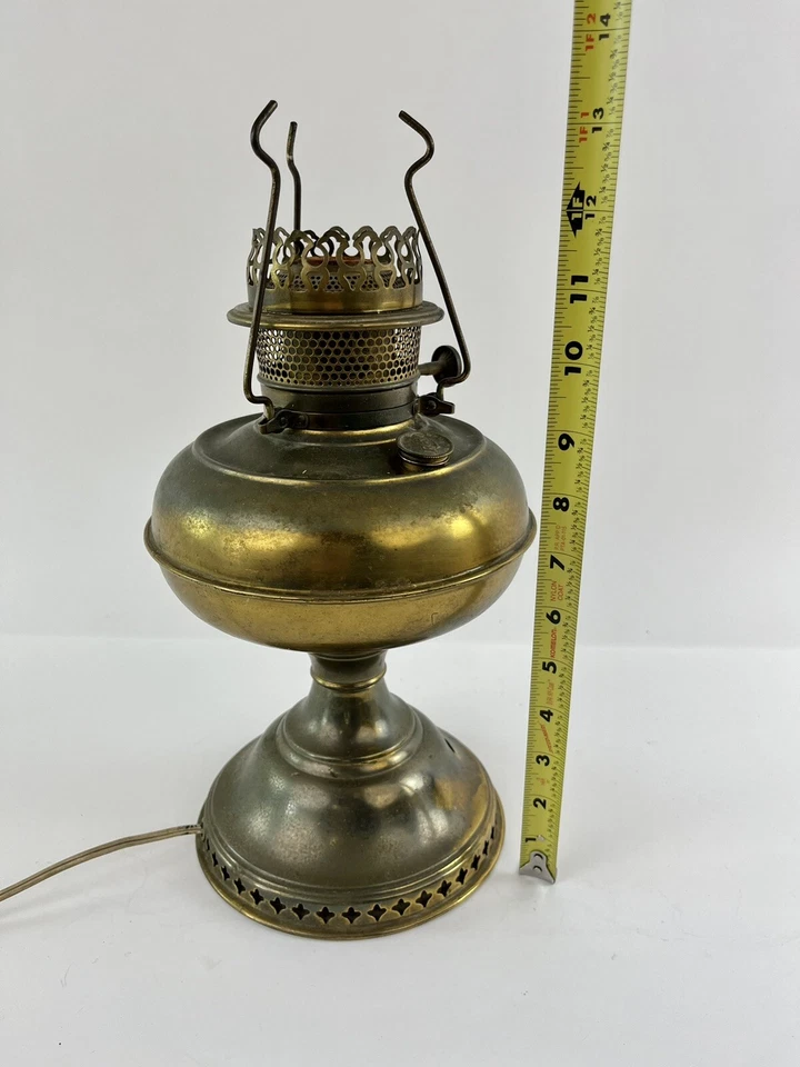 Antigua lámpara de aceite de pedestal de latón RAYO 1904 convertida en lámpara eléctrica - funcionando Foto 2 de 4