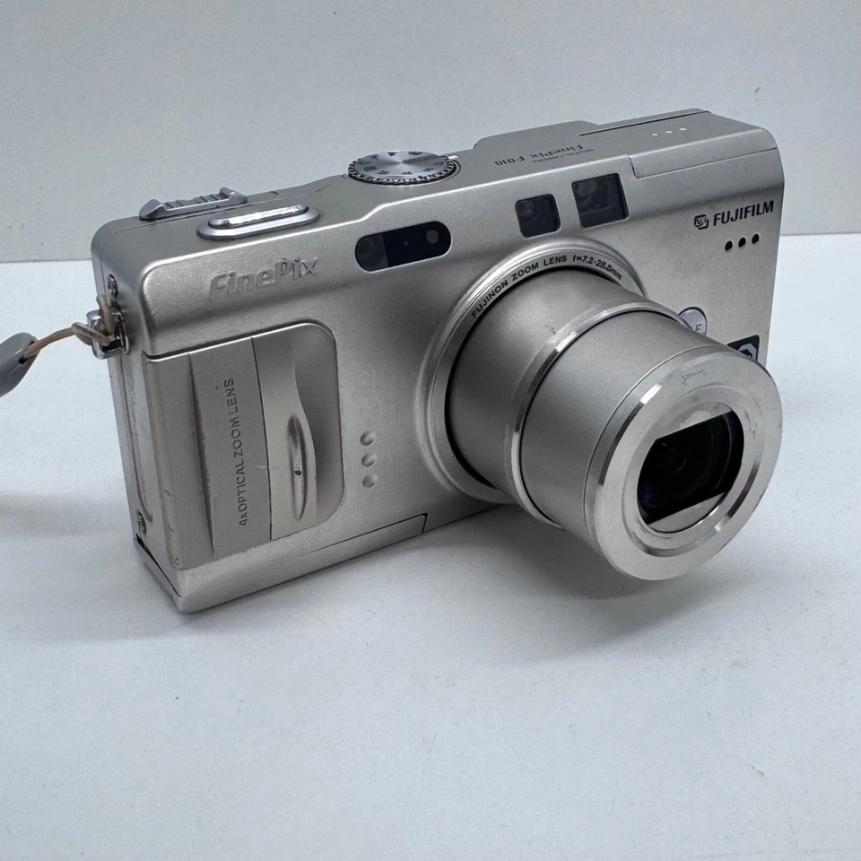 Fujifilm FinePix F810 Compact Digital Camera Widescreen Pop up Flash w/ Charger - Image 2 of 4