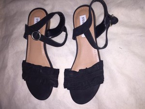 steve madden ruffle sandals