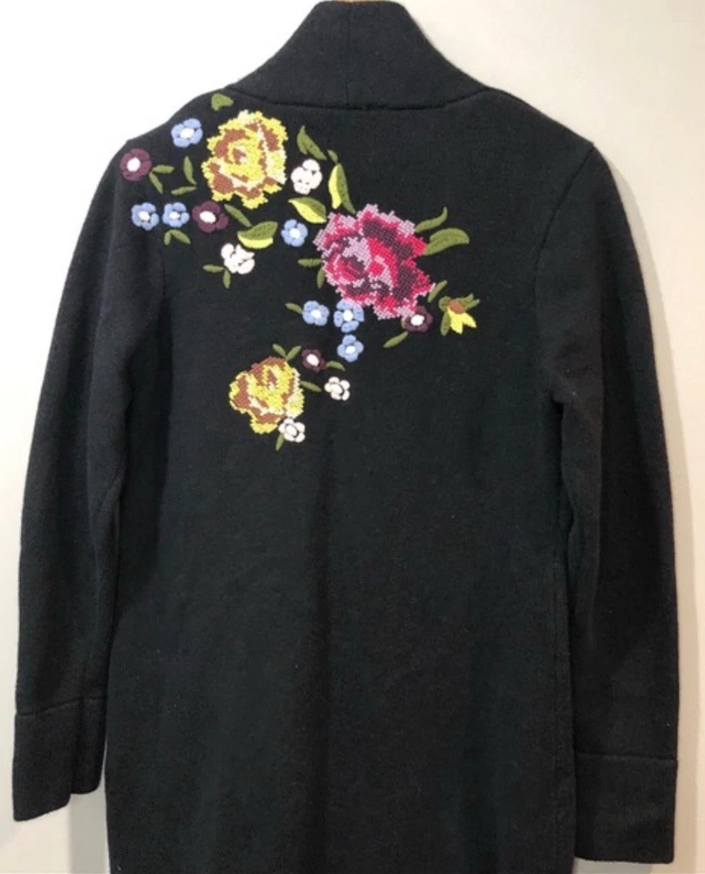 Suéter Cárdigan Bordado Okata Suave Surroundings M Negro Floral Cierre Rana Foto 3 de 4