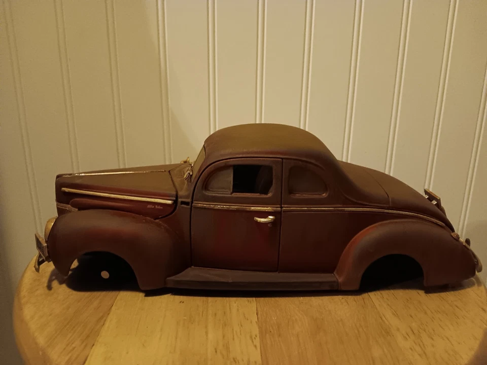  Ford 1940 abandonado a presión 1/18 desgastado oxidado depósito de chatarra hallazgo de granero  Foto 2 de 4