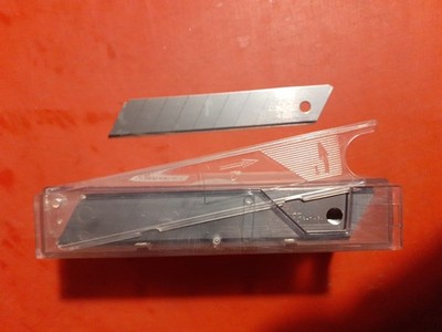Ersatzklingen 18mm für Cuttermesser, 50 Stück in einem robusten Kunststoffbox.