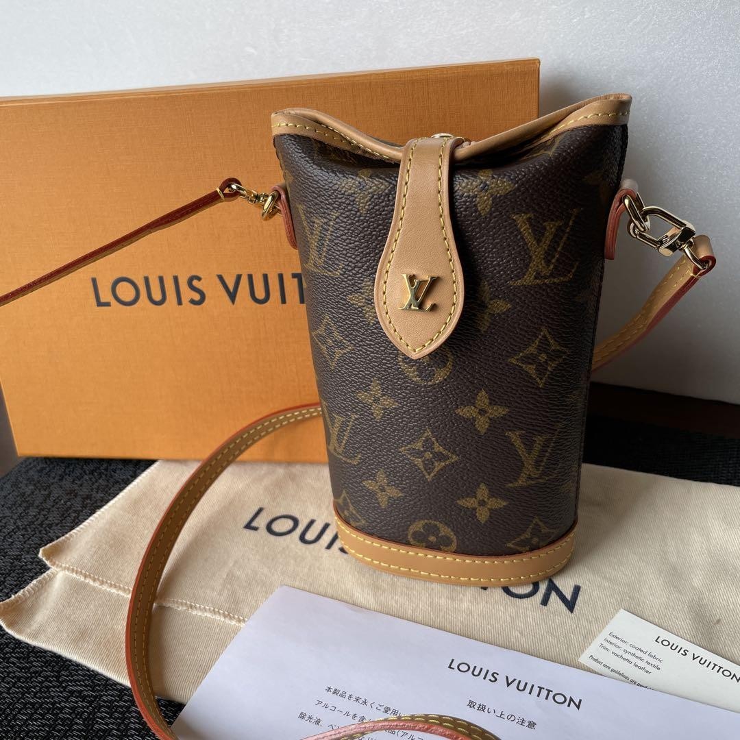 Image of Louis Vuitton Smartphone Shoulder Bag Close To
