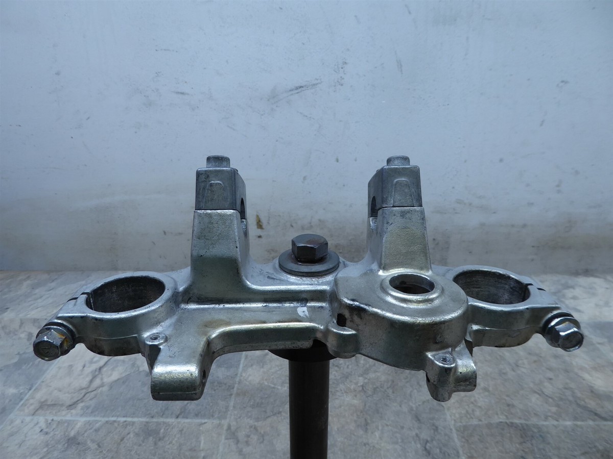 1985 Kawasaki ZN1100 LTD K166-1. triple tree steering stem clamp