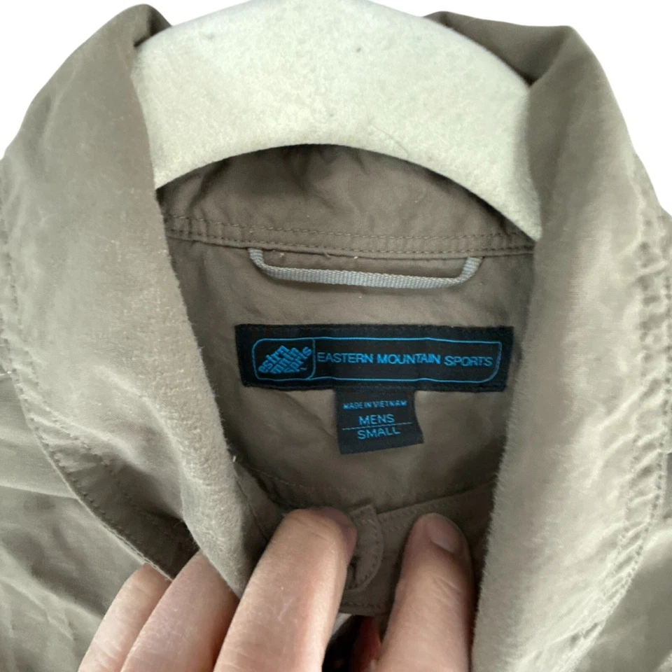 Camisa utilitaria Eastern Mountain Sports para hombre pequeña caqui senderismo viajes al aire libre Foto 3 de 4