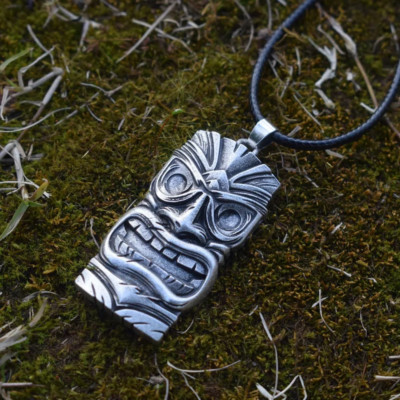 Antike versilberte Halskette mit Tiki-Anhänger - Hawaii-Stil
