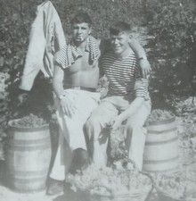Sin camisa Hombres Pareja Marineros Chicos cariñosos Abrazos enamorados Gay int Foto de colección