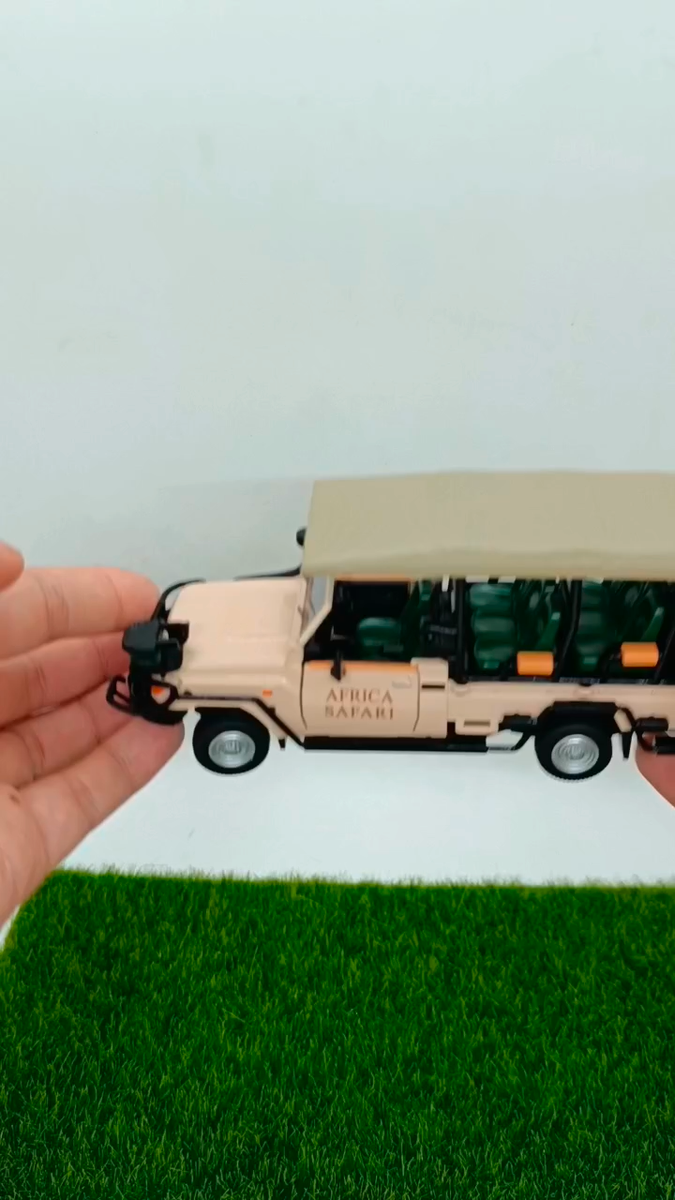 1:40 Africa Wildlife Safari Jeep Model Car Souvenir Collectible