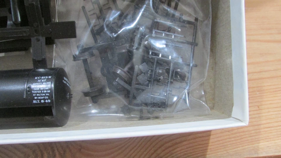 Ho Scale Red Caboose 10,000Gallon Tank Car Kit Anchor Lot#0180 - Image 3 of 4