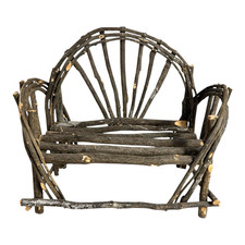 Silla de sofá de madera curvada con ramita miniatura de arte popular antigua, estilo nogal americano antiguo