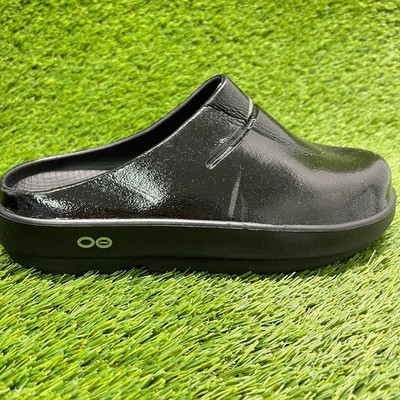 Oofos OOcloog Luxe Womens Size 7 Black Casual Classic Slip On Recovery Shoes