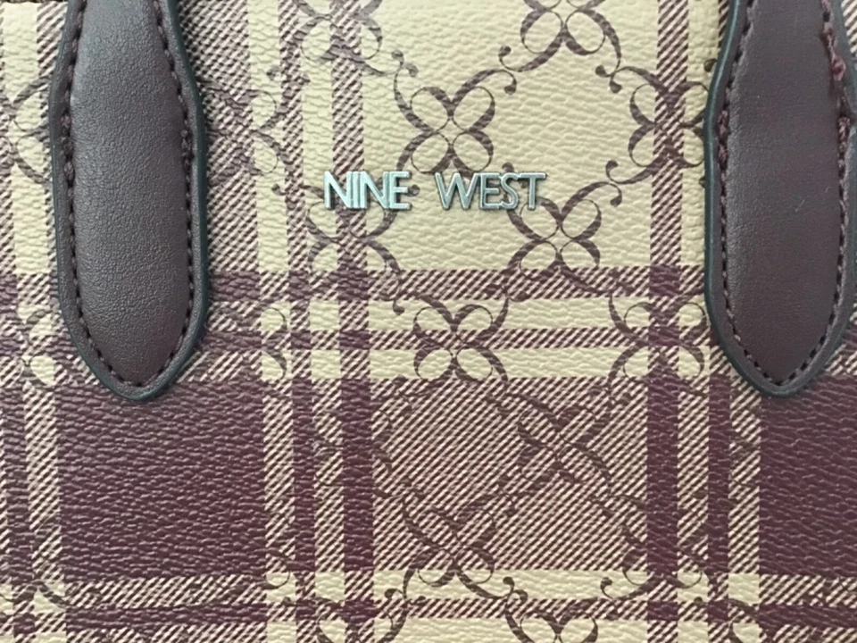 Cartera de mujer Nine West pequeña a cuadros borgoña - 7”x8” excelente estado Foto 4 de 4