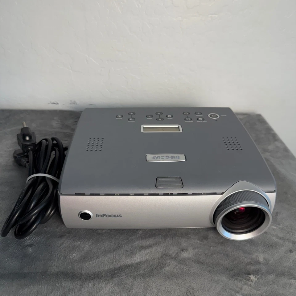 InFocus LP600 Projector Tested & Working LCD DLP w/ Power Cord Black Case - Image 2 of 4