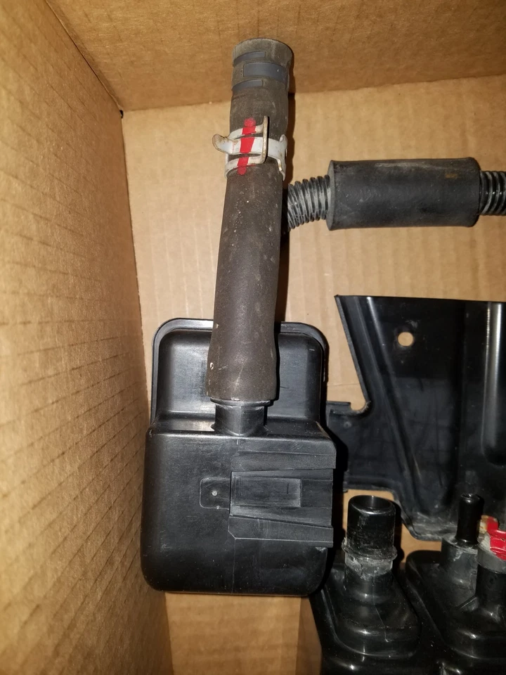 Toyota Highlander Lexus RX400h RX450h 2006 a 2015 bote de carbón de vapor de combustible Foto 2 de 4