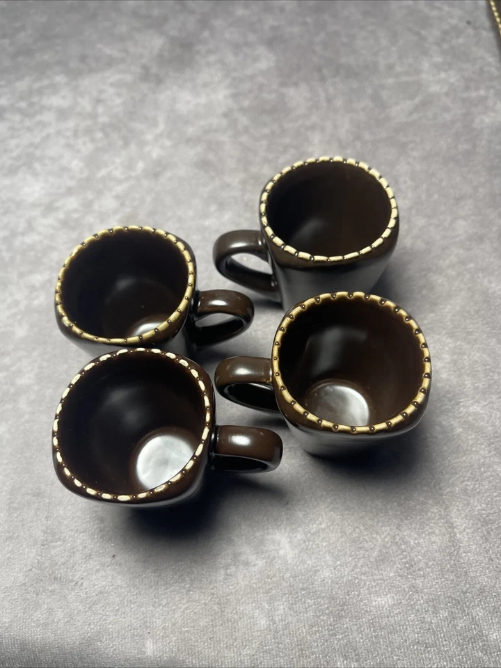 Juego de 4 tazas de café espresso Southern Living marrón con platillos cuadrados gres marrón oscuro Foto 2 de 4