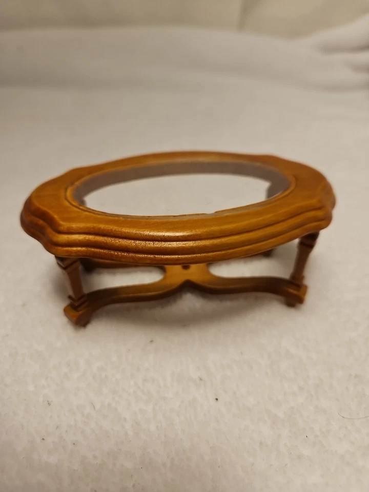 Mesa de centro de madera vintage con muebles en miniatura para casa de muñecas con tapa de vidrio de plástico Foto 3 de 4