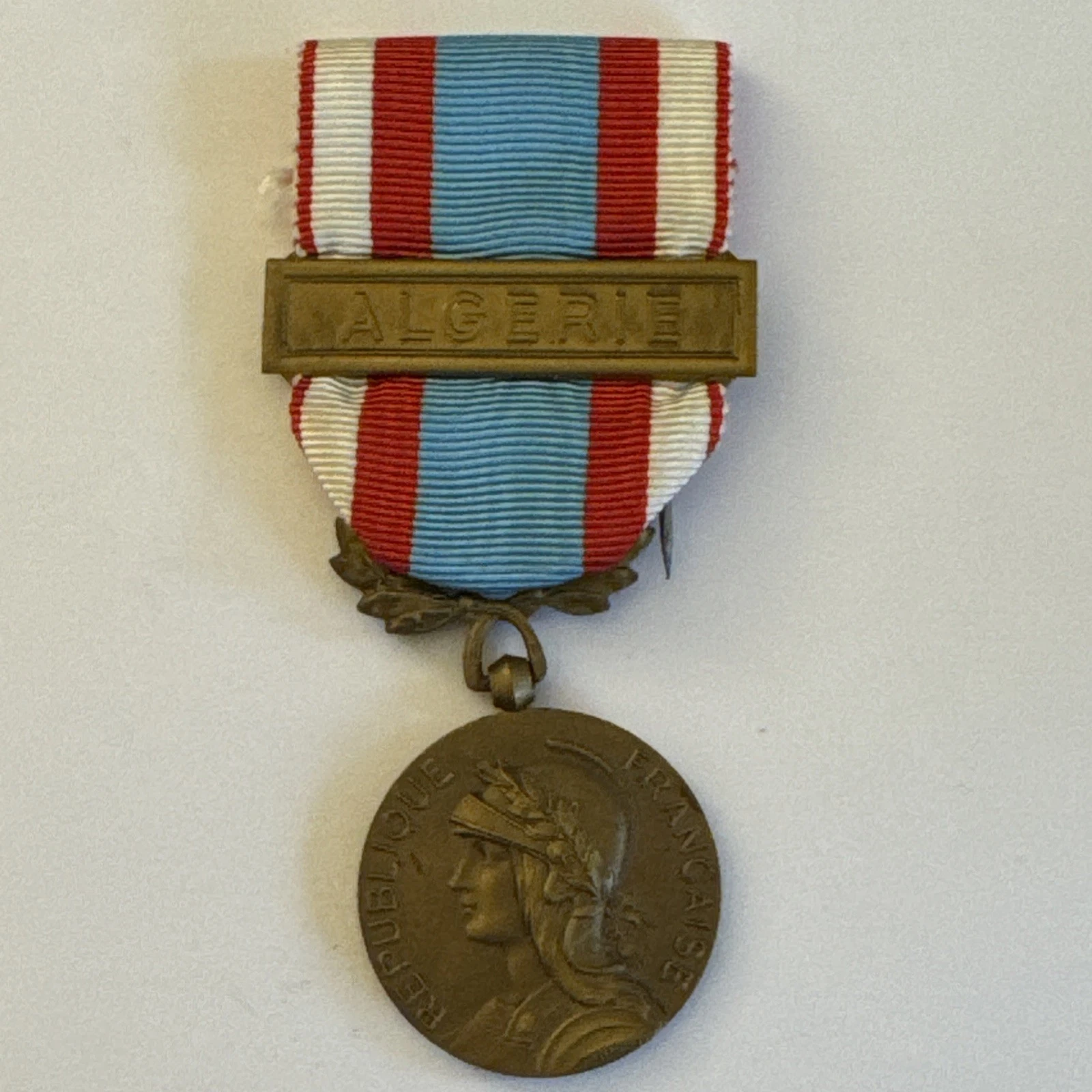 Médaille Ruban Militaire De La Guerre D’Algérie En Bronze RF Dans Sa Boîte