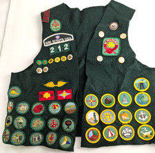 Vtg 1970  s Girl Scout Green Wool Felt Vest w 60 Retired Badges Patches  Pins