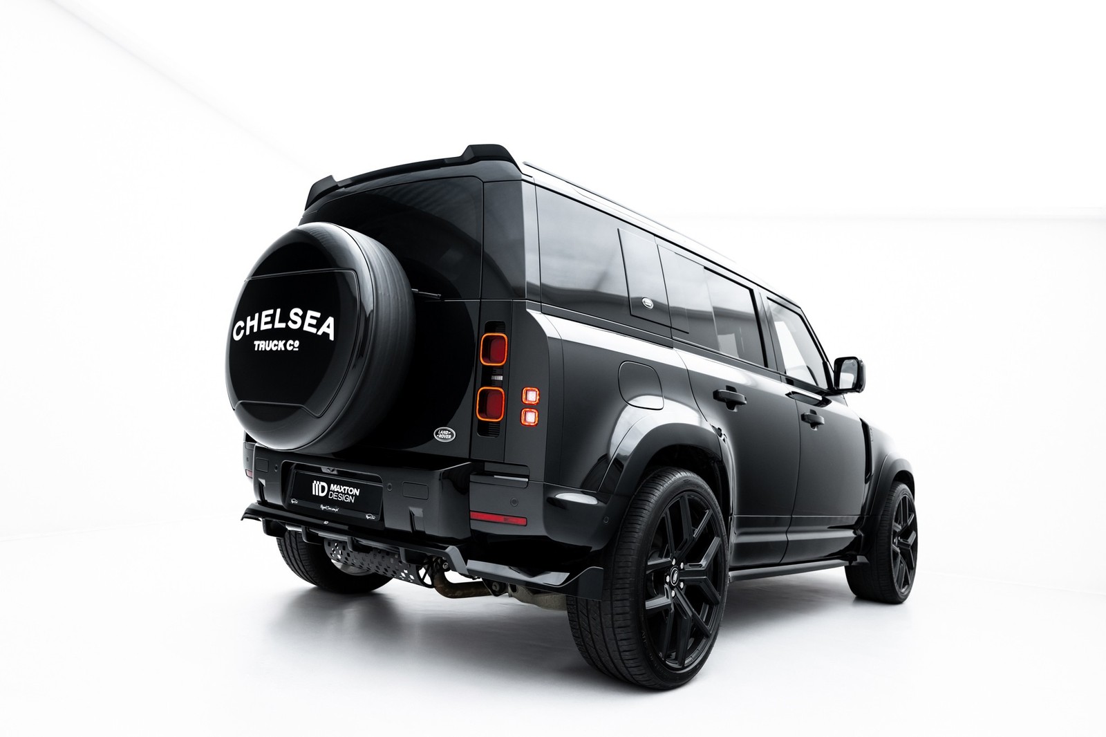 Splitter arrière Maxton avec barre verticale pour Land Rover Defender Mk4 noir