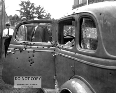 BONNIE PARKER AND CLYDE BARROW 1932 FORD V-8 THEY DIED IN - 8X10 PHOTO (DA-155)