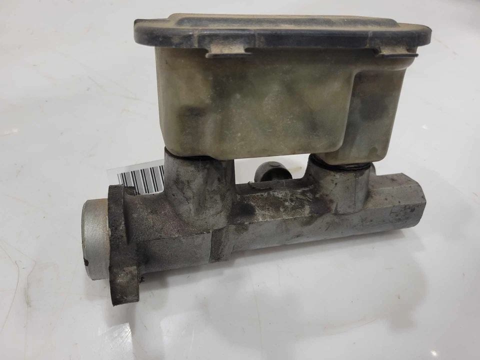 1994 - 1998 Chevy C/K 1500 Brake Master Cylinder Assembly OEM 18029967 - Image 2 of 4