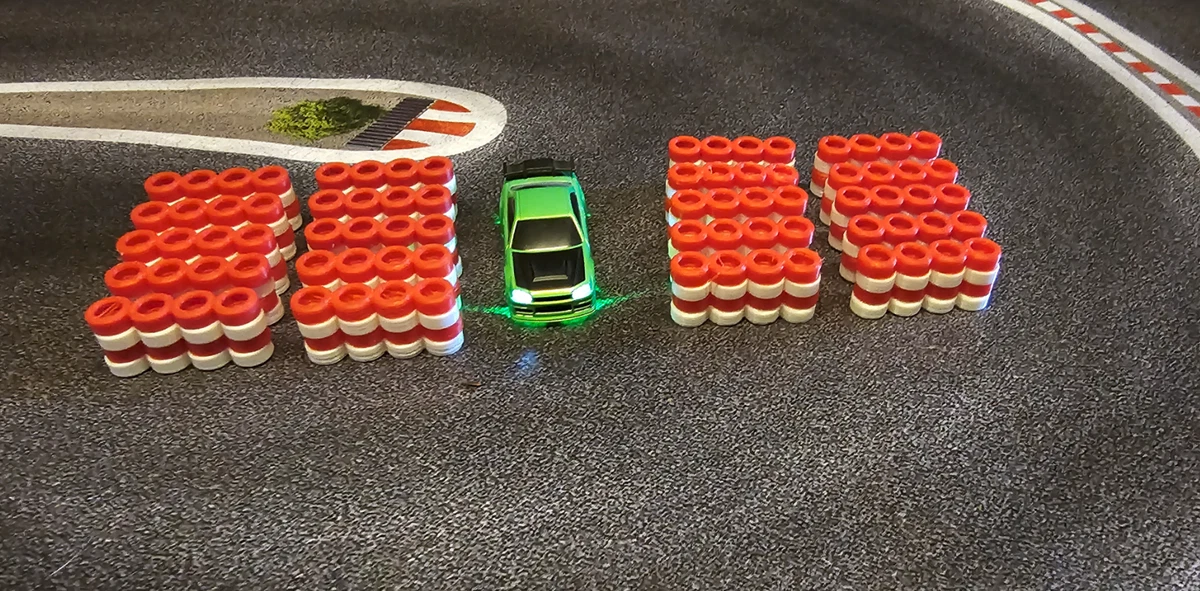 Reifenstapel Rot Weiß  1:76 20er Set + Verbinder für Turbo Racing