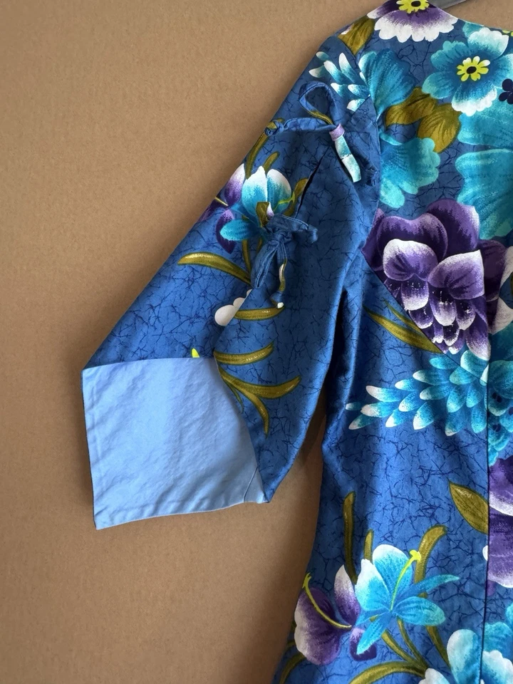 Vestido Muumuu Vintage Recife Havaí Floral Azul Roxo Hibisco Maxi Havaiano - Imagem 4 de 4