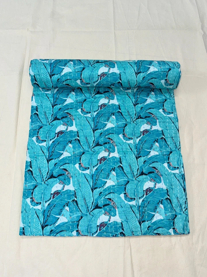Manta acolchada hecha a mano de algodón con estampado de hojas de plátano kantha gudari. Foto 4 de 4