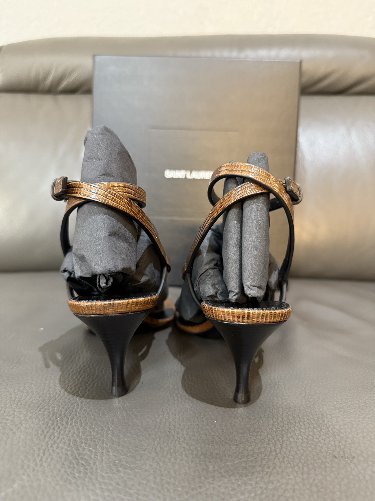 SAINT LAURENT Cassandra Sandali alla caviglia 60MM in marrone macadamia (taglia 36)