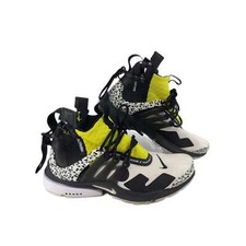 Nike White  Black Athletic Sneakers  Boys Size 4