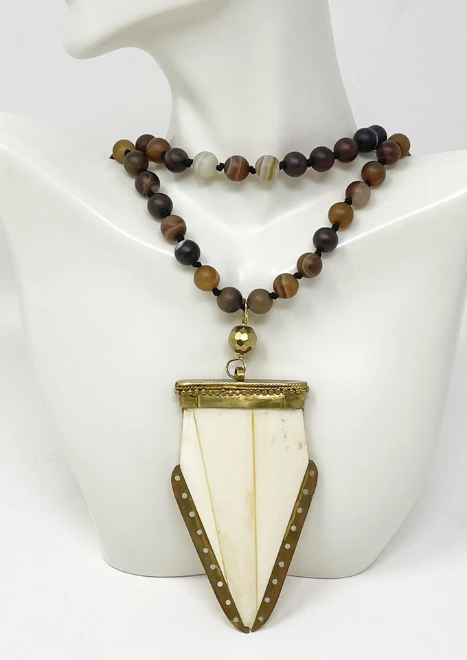 Collar colgante tribal boho cuentas de ágata latón hueso bovino punta de lanza artesanal Foto 2 de 4