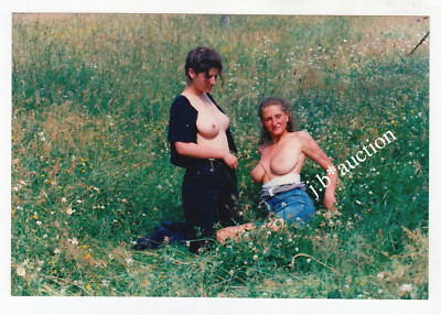 Auf dem Lande JUNGE FRAUEN ''OBEN OHNE'' AUF WIESE * Vintage 13x18 Foto um 1980 #1