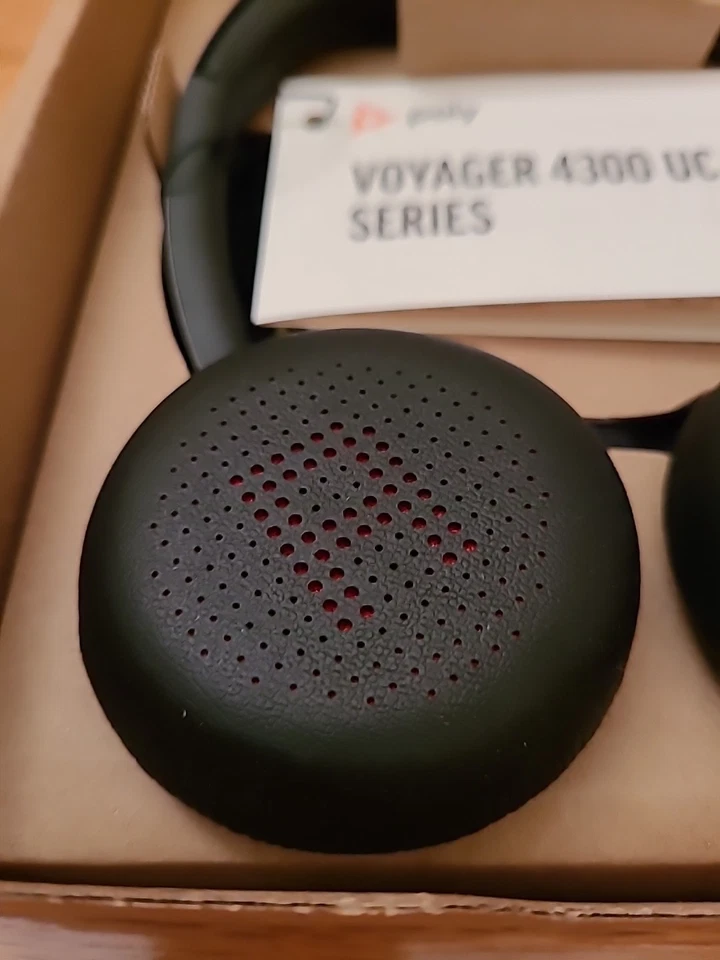 Poly Voyager 4320 Wireless Noise Cancelling Stereo Headset with Mic Bluetooth - Image 4 of 4