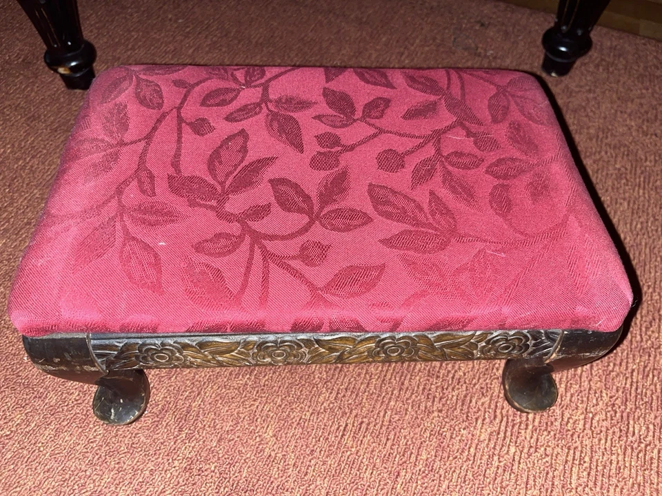 Reposapiés vintage rojo estilo reina Ana antiguo cubierto de tela ¡Hermoso! Foto 4 de 4