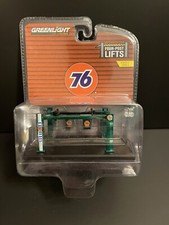 GREENLIGHT 16120 C AUTO BODY SHOP FOUR POST LIFTS 1/64 UNION 76 CHASE