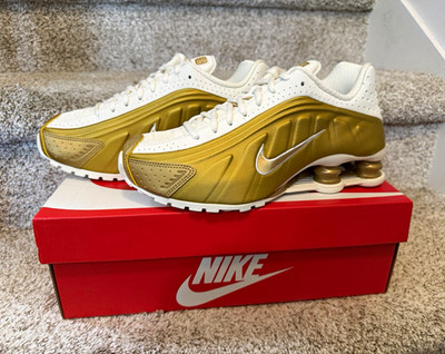 Nike Shox R4 ko Women's Low Top Lace-Up Sneakers Metallic Gold AR3565-010