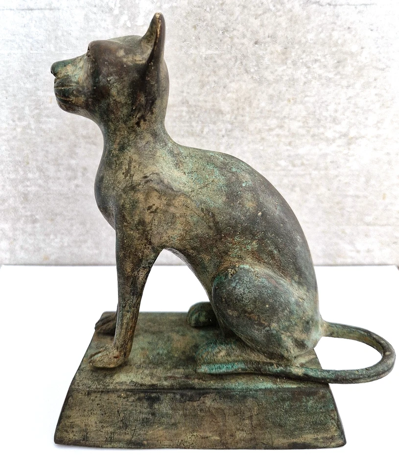 Sculpture animalière ancienne en bronze patiné: "Chat assis". - Photo 1/4
