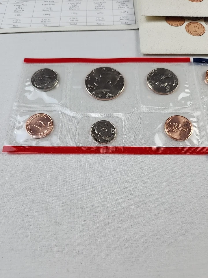 1992 New Sealed US Mint Uncirculated Coin Set Philadelphia And Denver COA Lot 3 - Image 2 of 3