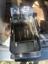 Wells 5E-F15CY 15 lb. Electric Countertop Fryer 208-240V (MISSING ON/OFF SWITCH