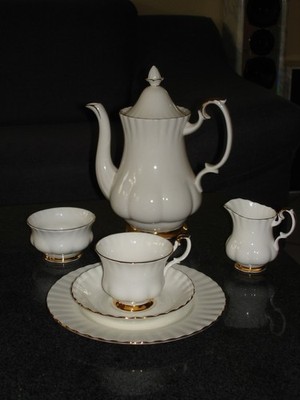Royal Albert Bone China Vol Dor Geschirr.